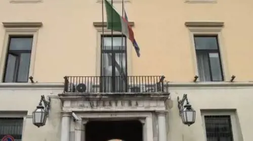 Caserta, ghanese prende a testate agente. FdI: "Va cacciato subito"