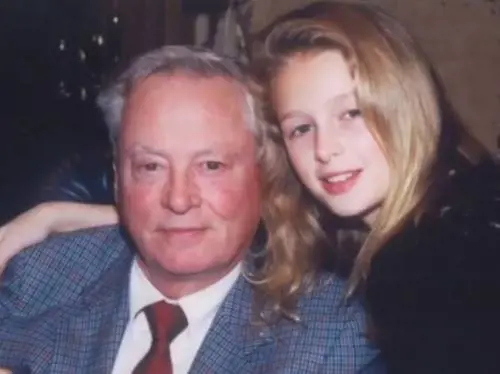 Grave lutto per Paris Hilton, morto il nonno che la diseredò