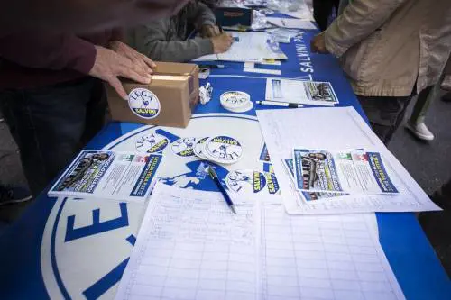 Tensione a Roma: banchetto Lega colpito da bomba carta