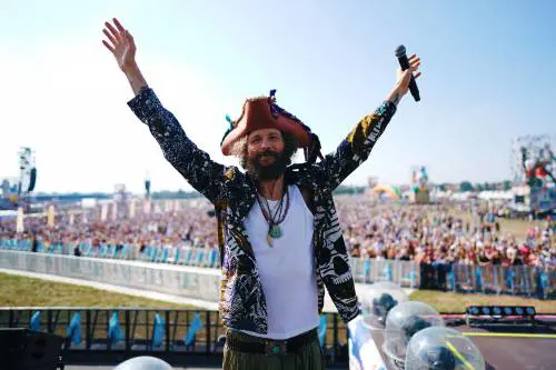 "Lavoro nero", "No, inadempienze formali". Jova Beach Party nel ciclone