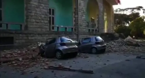 Terremoto in Albania, il cornicione abbattuto sulle auto in sosta