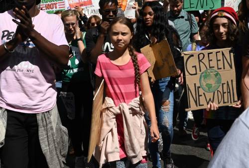 E Greta piange: "Voi leader ci avete rubato il nostro futuro"