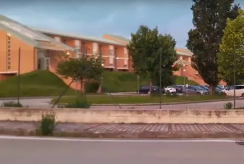 Foligno, 50enne accoltellato durante rapina: è caccia all'uomo
