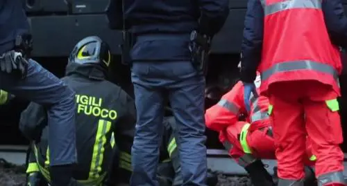 Cesena, 13enne si getta sotto un treno in corsa