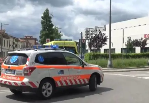 Straniero prende a pugni agente Lo sfogo: "Basta, siamo stanchi"