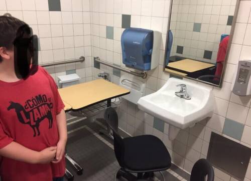 Bambino autistico fa lezione in bagno: la foto choc dagli Usa
