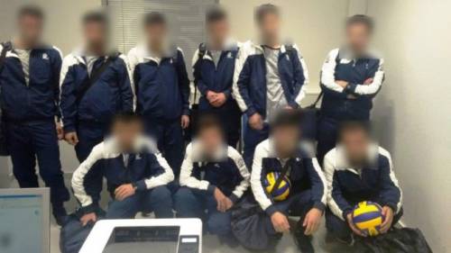 Aeroporto di Atene, scoperta finta squadra di pallavolo composta interamente da clandestini