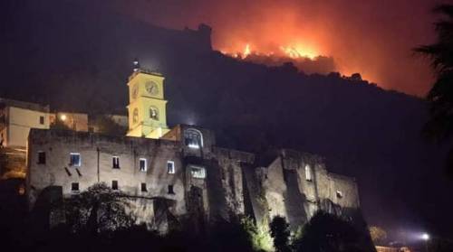 Incendio di Sarno, la furia del sindaco: "Pene severissime"