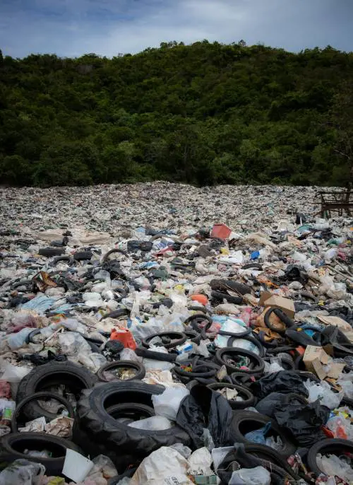 Fumi tossici dalle discariche abusive: gli abitanti non respirano
