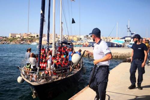 Hotspot di Lampedusa al collasso. E i migranti non possono esser trasferiti