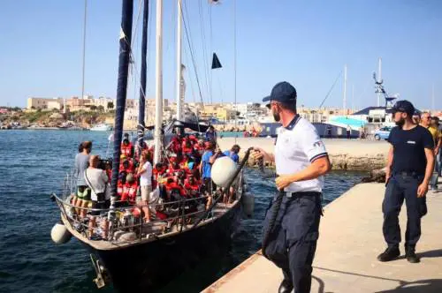 Hotspot di Lampedusa al collasso. E i migranti non possono esser trasferiti