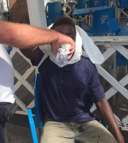 Bastonate al migrante: "Ma quale razzismo, solo una banale rissa"