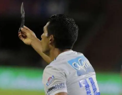 Colombia, la squadra esulta e dagli spalti arriva un coltello