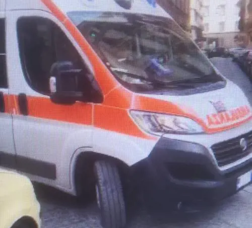 Ambulanza con un paziente in codice rosso bloccata da auto in sosta
