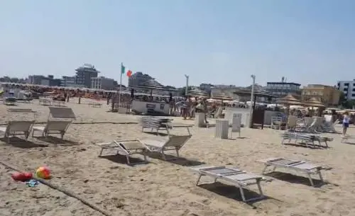 Atti osceni in spiaggia davanti alle donne. E il romeno filma tutto