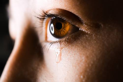 Donna lacrima cristalli, i medici non sanno come aiutarla