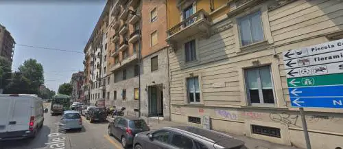 Madre e figlia di 2 anni precipitano dall'ottavo piano