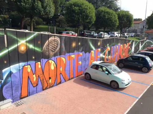 Saronno, imbrattato il murale con "morte alle guardie"