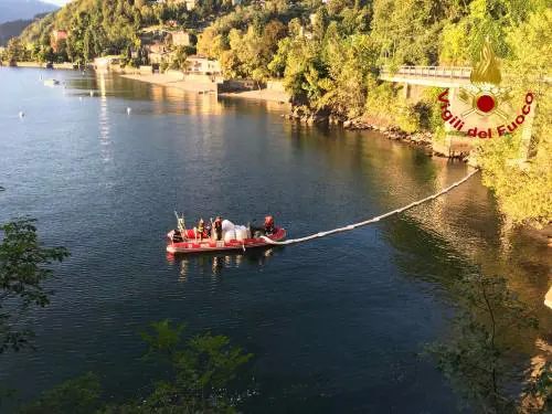 Lago Maggiore, barca finisce contro gli scogli e perde in acqua idrocarburi