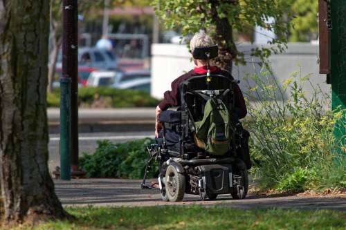 Arezzo, arrestato spacciatore disabile: vendeva cocaina ed eroina in sedia a rotelle