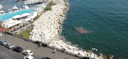 Liquami fognari sul lungomare di Napoli dopo i forti temporali