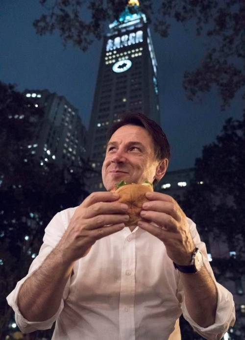 Conte imita Salvini: ecco la foto con l'hamburger sui social