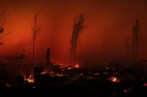 Foto choc dell'Indonesia col cielo rosso: "Colpa dell'inquinamento"