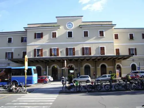 Empoli, pestano donna che non li saluta: solo denuncia per ivoriani