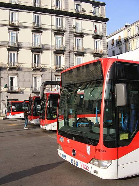 Raid contro bus: schegge di vetro sui passeggeri