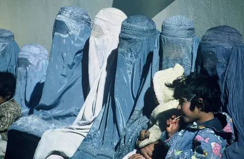 Pakistan, polemiche per l'obbligo del burqa per le studentesse