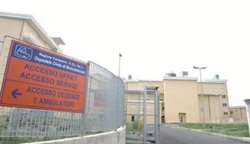 Pugni e calci alla madre che gli nega i soldi per la droga