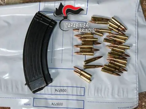 Ostuni, ritrovato in un casolare kalashnikov di produzione jugoslava