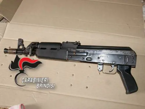Ostuni, ritrovato in un casolare kalashnikov di produzione jugoslava