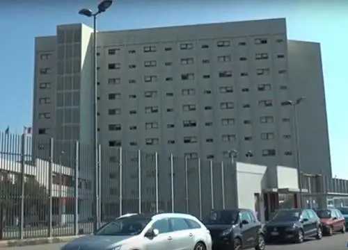 Padova, finge malore e pesta medico: detenuto sinti fermato da agenti