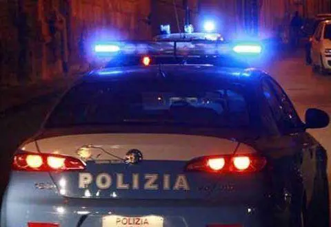 La follia del marocchino: tampona auto polizia e si getta nell'Adda