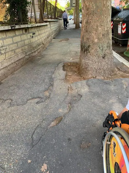 Il papà di un bimbo disabile scrive alla Raggi: "Il tragitto per la scuola è pieno di buche"
