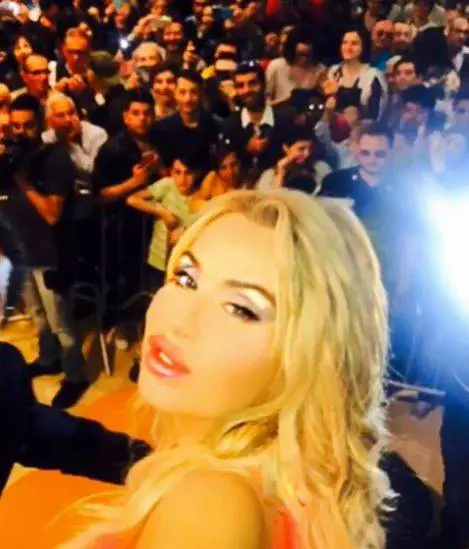 Valeria Marini è super sexy in perizoma