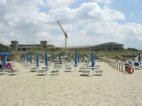 Ostia, 80enne aggredito da un branco di migranti mentre scattava una foto in spiaggia