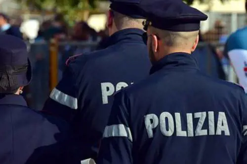 Minacciano e rapinano le coppie appartate in auto