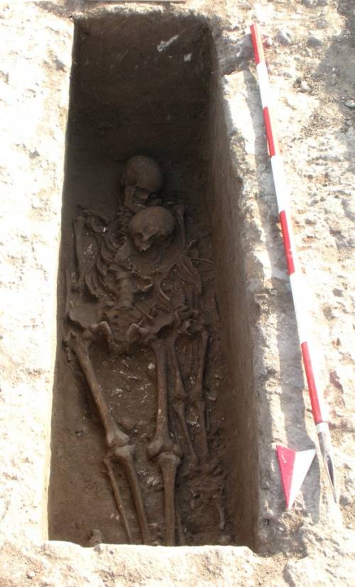 Lecce, scoperta tomba del V sec. avanti Cristo con padre e figlio abbracciati