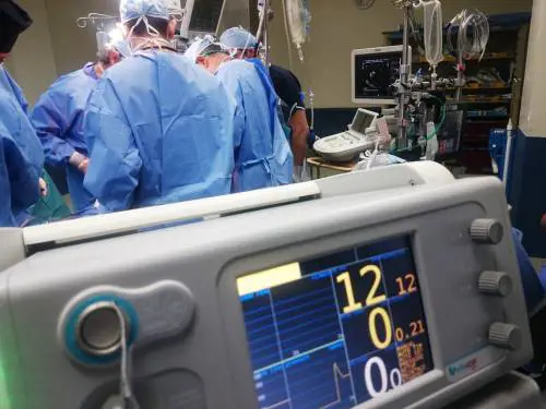 Partorisce la figlia morta e perde la vita 10 giorni dopo. Tre medici a processo