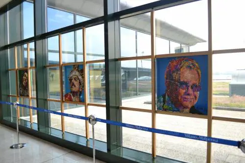 Lady Be trasforma in arte il riciclo della plastica: ritratti di cantanti a Malpensa