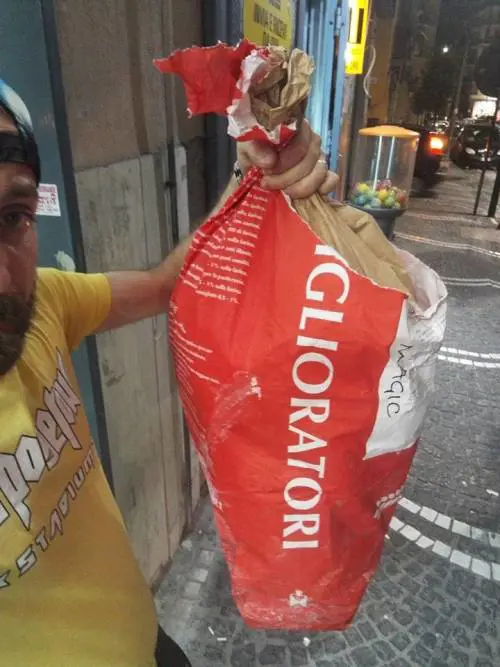 Napoli, coppia di panettieri regala pane rimasto a chi è in difficoltà e su Fb diventano degli eroi