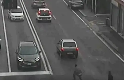 Marocchino simula incidente: telecamere svelano la truffa a Verona