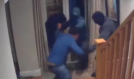 Combatte a mani nude: così Asif scaccia i ladri entrati nella sua casa