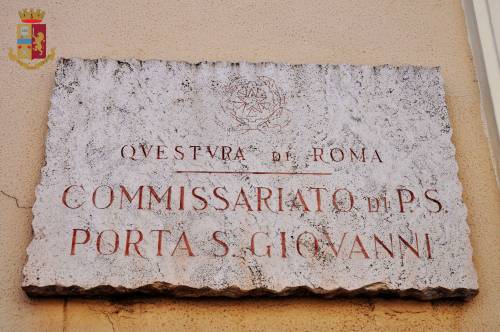 Roma, picchia e rapina un'anziana mentre rientra a casa: arrestata 31enne romena