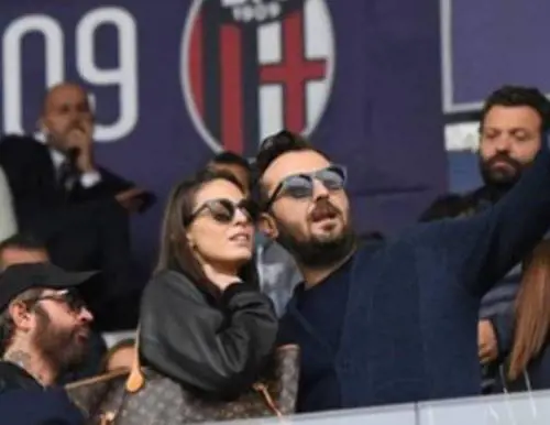 Cesare Cremonini ad alta quota con la nuova fiamma Martina