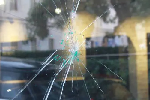 Tornano gli anarchici Vetrine spaccate e petardi per liberare l'antagonista