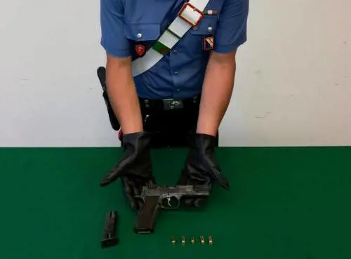Pistola nascosta nella sua macelleria, arrestato