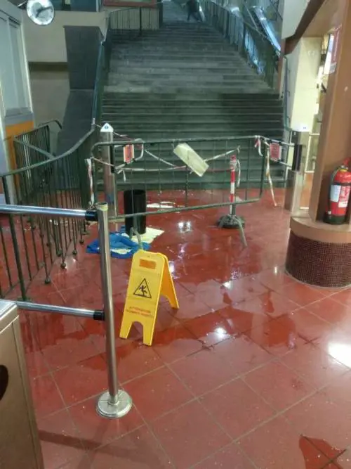 Crollano pezzi di soffitto nella funicolare di Chiaia: i danni del maltempo